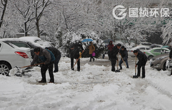 集团总裁常先米向导各人扫雪 确保蹊径清静流通