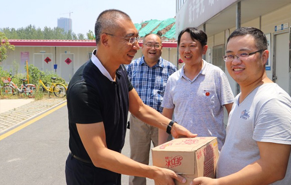 公司向导慰问高温下坚守作业的一线员工