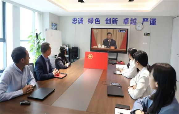 尊龙凯时团委组织寓目庆祝中国共青年团建设100周年大会