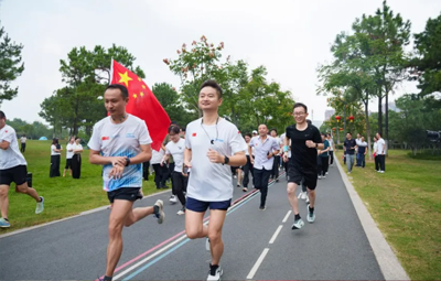 同心筑梦 共庆华诞丨尊龙凯时第四届“欢喜迎国庆 环湖健步走”活力开启